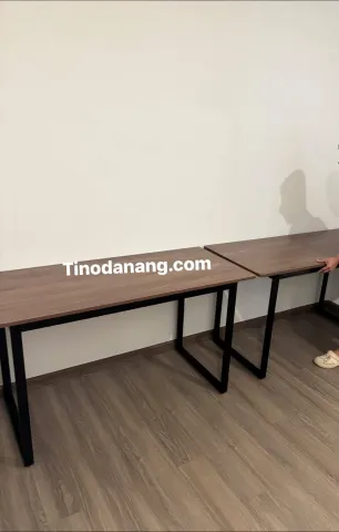 Bộ bàn làm việc chân sắt đặt cạnh nhau tại không gian nhà