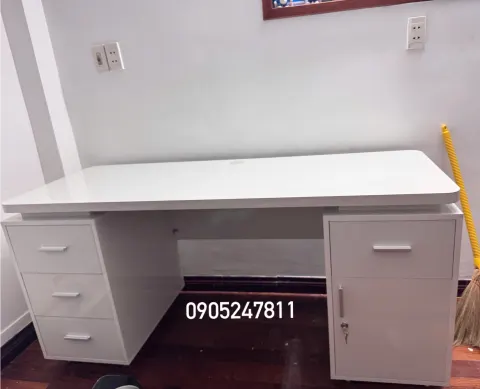 Bàn làm việc màu trắng hiện đại có hộc tủ lưu trữ