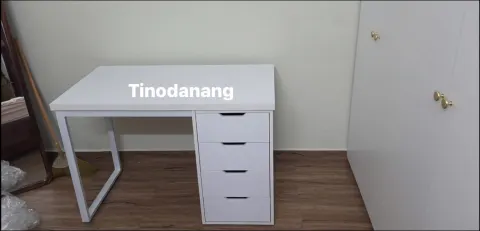 Bàn làm việc màu trắng có hộc tủ bốn ngăn
