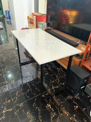 Bàn làm việc mặt trắng chân sắt đen tối giản