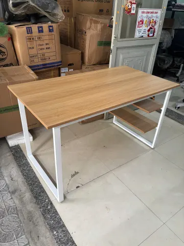 Bàn làm việc mặt vân gỗ chân sắt trắng hiện đại