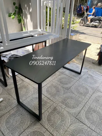 Bàn làm việc mặt đen chân sắt đặt tại cửa hàng