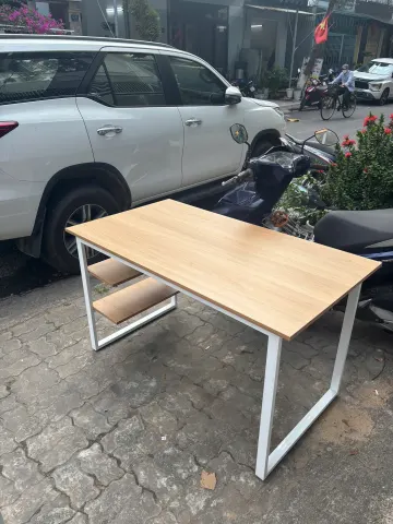 Bàn làm việc hiện đại có kệ trang trí tiện lợi
