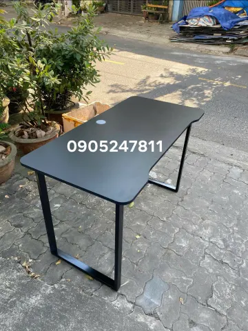 Bàn làm việc mặt đen khung chân sắt tối giản