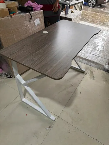 Bàn làm việc chân sắt kiểu dáng chữ Z hiện đại