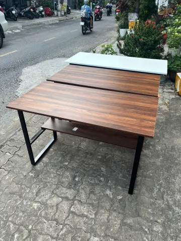 Bàn làm việc chân sắt phối mặt gỗ đặt ngoài trời