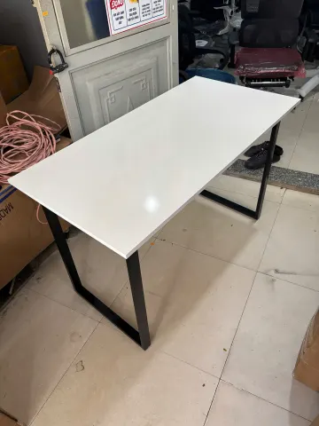Bàn làm việc mặt trắng chân sắt sơn tĩnh điện hiện đại