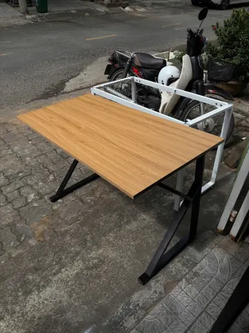 Bàn làm việc chân sắt sơn tĩnh điện mặt vân gỗ