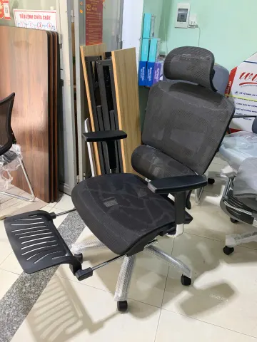 Ghế xoay văn phòng màu đen có tựa đầu và gác chân