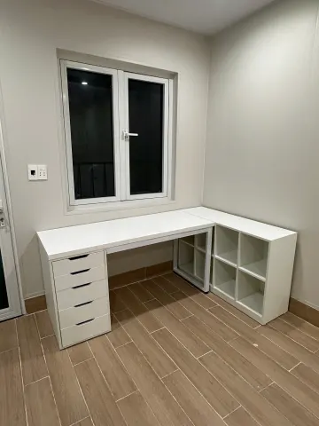 Bàn làm việc chữ L màu trắng hiện đại
