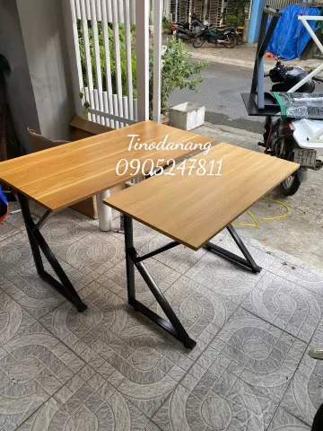Hai chiếc bàn làm việc chân sắt đặt ngoài hiên