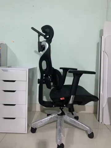 Ghế xoay văn phòng ergonomic màu đen hiện đại