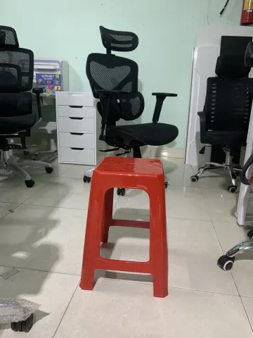 Ghế đẩu màu đỏ đặt trước các mẫu ghế xoay văn phòng