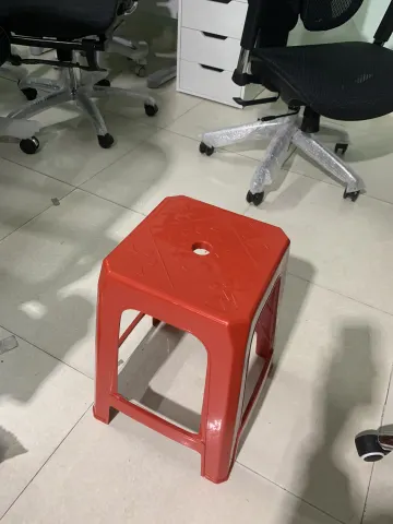 Ghế đôn nhựa màu đỏ nổi bật