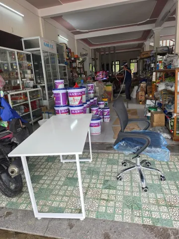 Bàn làm việc màu trắng và ghế xoay văn phòng