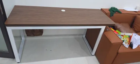 Bàn làm việc mặt gỗ chân sắt trắng hiện đại
