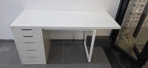 Bàn làm việc màu trắng có hộc tủ năm ngăn kéo