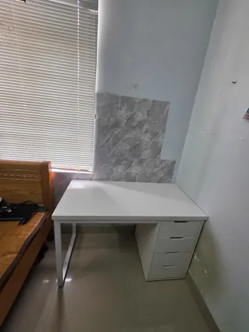 Bàn làm việc màu trắng hiện đại có hộc kéo tiện lợi
