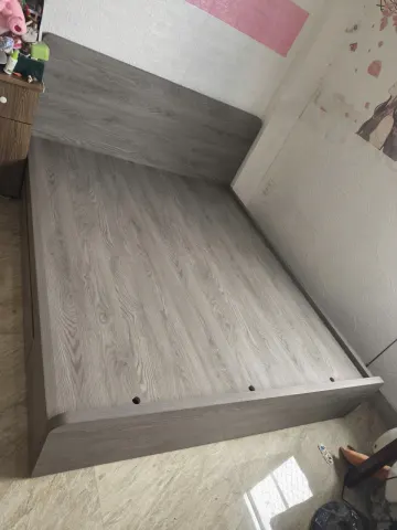 Giường ngủ màu xám vân gỗ hiện đại tại phòng ngủ
