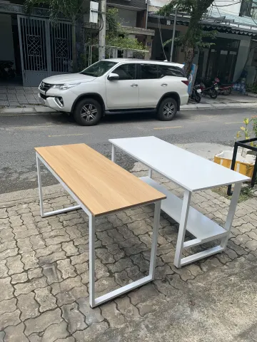 Hai mẫu bàn làm việc khung sắt để ngoài trời