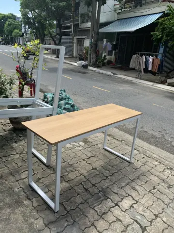 Bàn làm việc khung sắt sơn trắng mặt gỗ phẳng