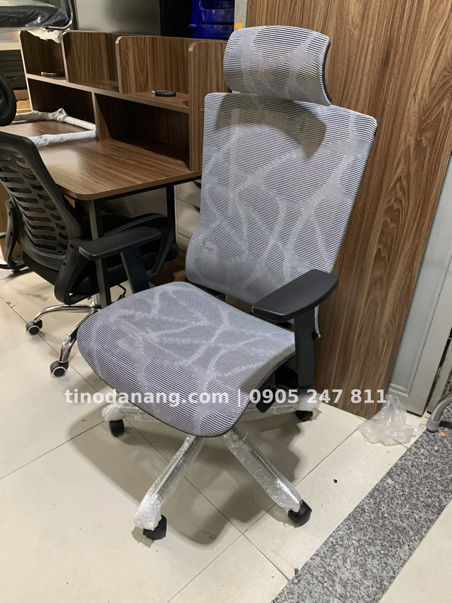 Ghế xoay văn phòng lưng lưới màu xám họa tiết độc đáo - Nội thất Tino Đà Nẵng