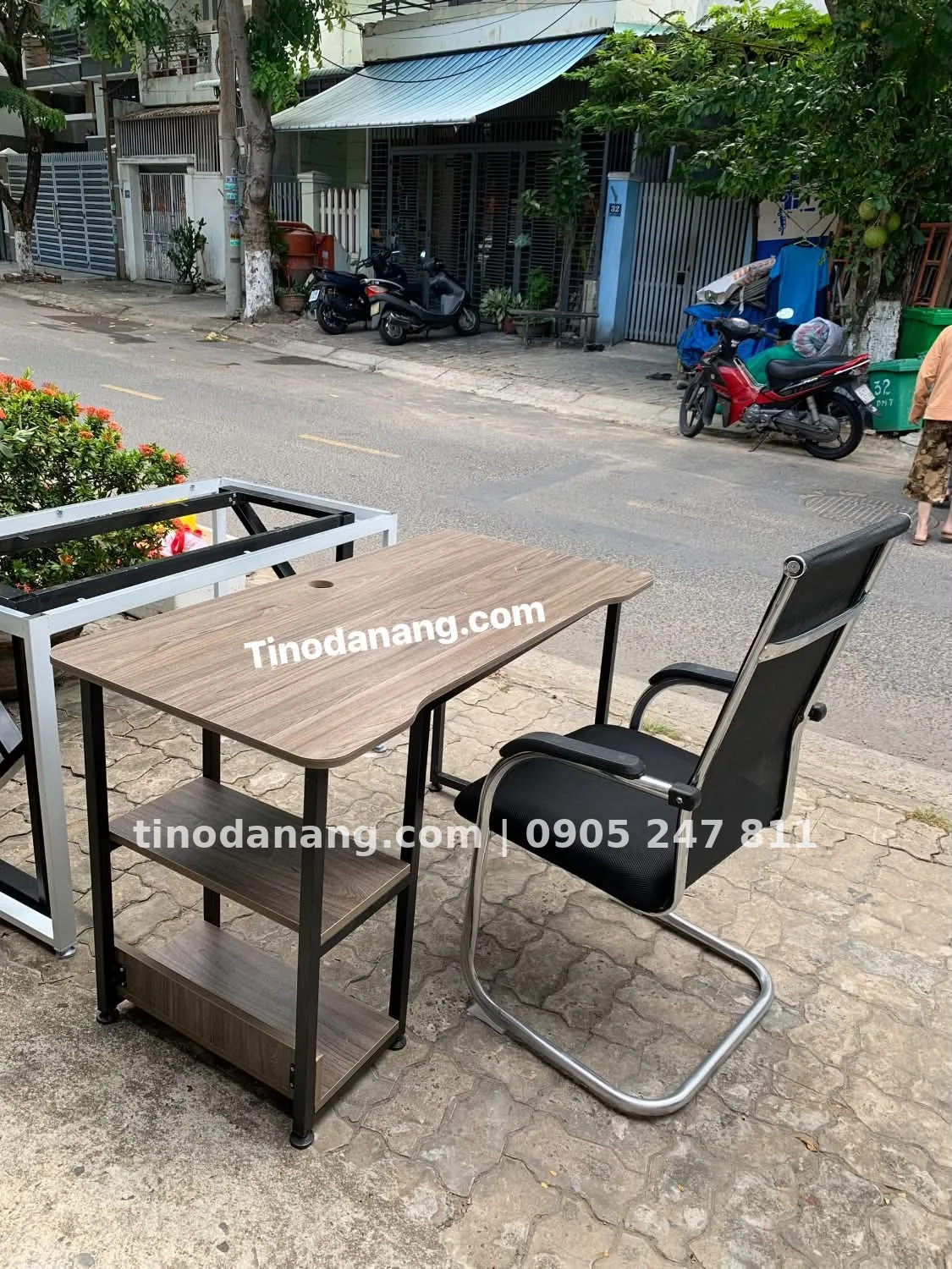 Bàn làm việc kèm kệ và ghế chân quỳ hiện đại - Noi that Tino Da Nang