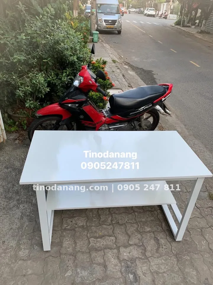 Bàn làm việc màu trắng có kệ để đồ tiện dụng - Noi that Tino Da Nang