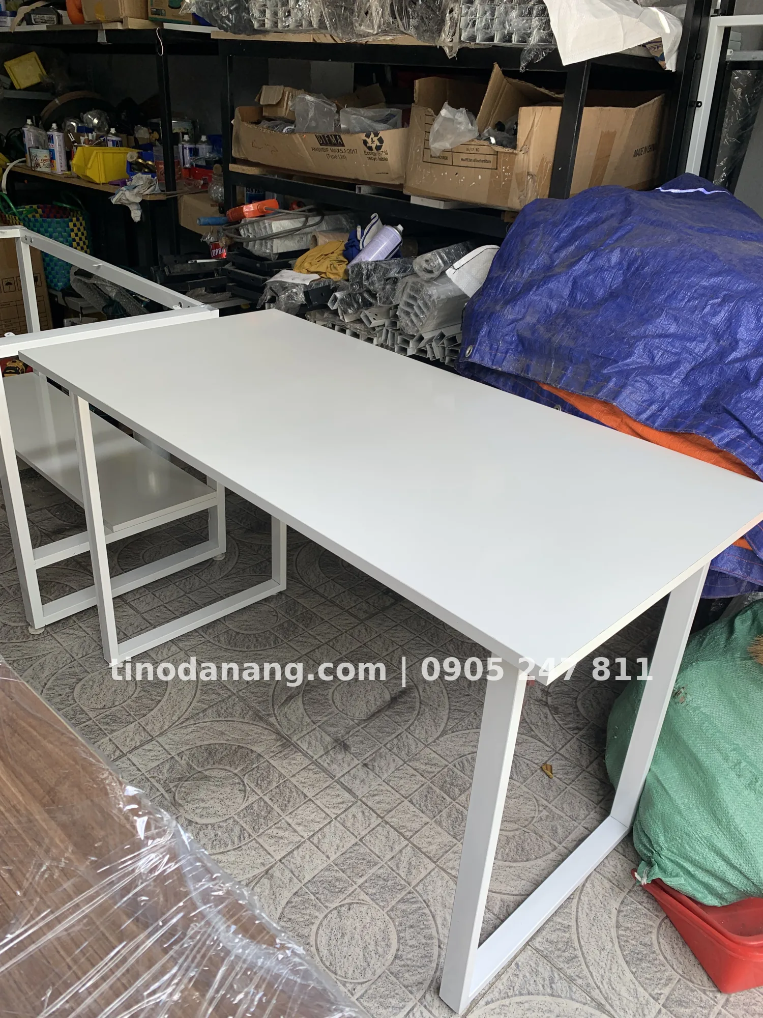 Bàn làm việc màu trắng thiết kế khung chân hiện đại - Noi that Tino Da Nang