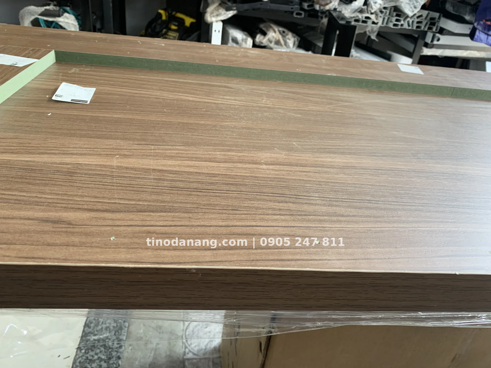 Bề mặt tấm ván vân gỗ đang trong quá trình gia công - Noi that Tino Da Nang
