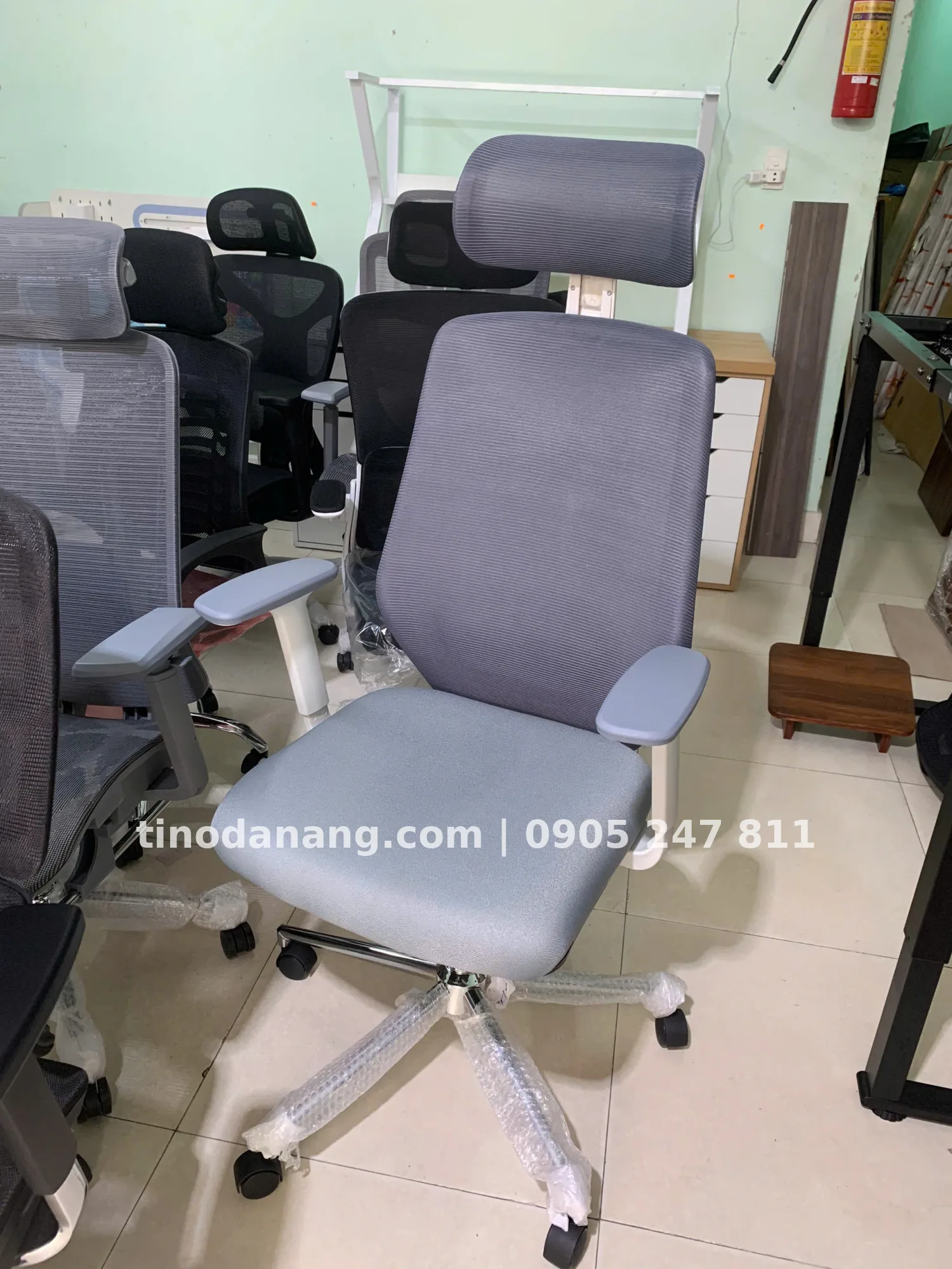 Ghế xoay văn phòng màu xám có tựa đầu tiện lợi - Nội thất Tino Đà Nẵng