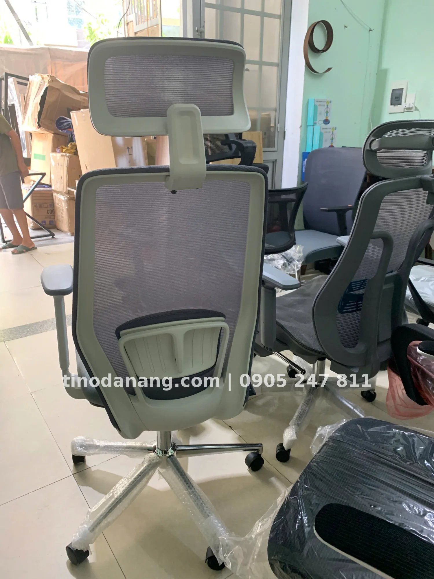 Ảnh 2 của Ghế xoay văn phòng màu xám có tựa đầu tiện lợi